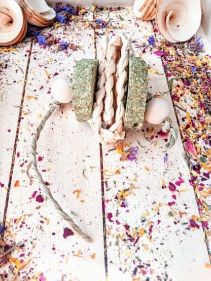 Timothy-Hay-Heart-Cake-with-Corn-Leaf-and-Beads-Tosser-Treat-for-Rabbit-Guinea-Pig-Hamster-and-Chinchilla